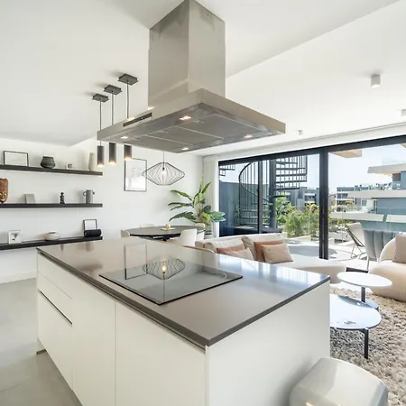 Diamond View Oasis Penthouse Apartment *