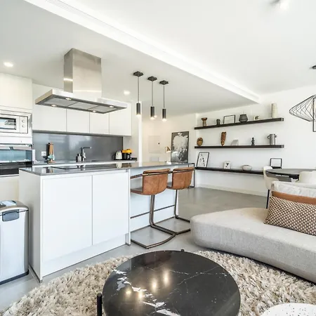 Diamond View Oasis Penthouse Apartment